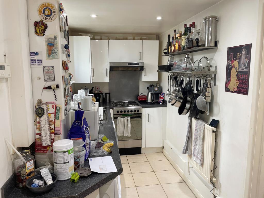 Lot: 42 - TWO-BEDROOM LOWER GROUND FLOOR FLAT WITH PATIO - Kitchen